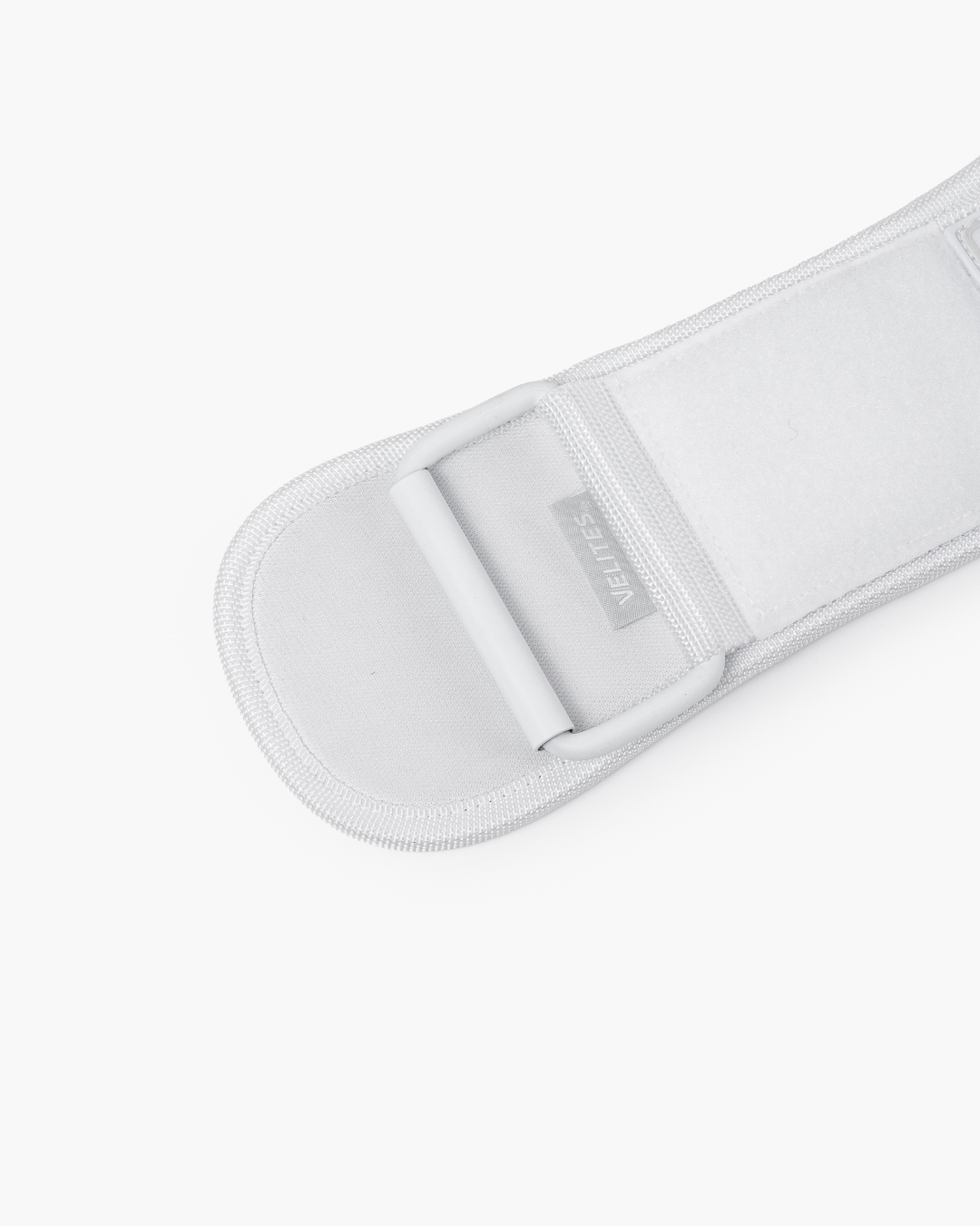 Buckle detail of the Velites weightlifting belt for CrossFit — white