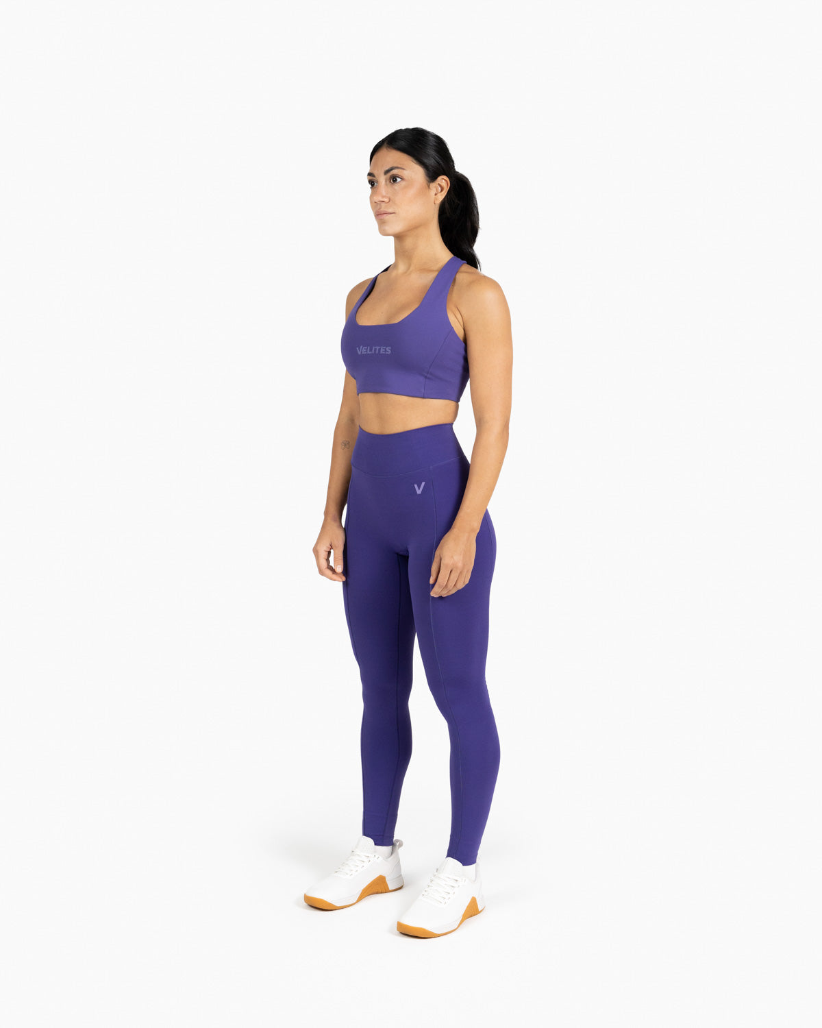 Low neck bra Holo Velites model three-quarter color_Witchy purple