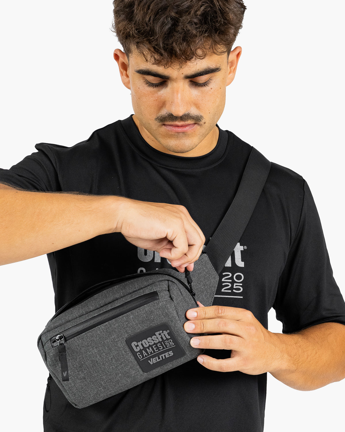 Style minimaliste avec logo CrossFit Games et tissu gris foncé résistant — parfait pour l'entraînement ou un usage quotidien.