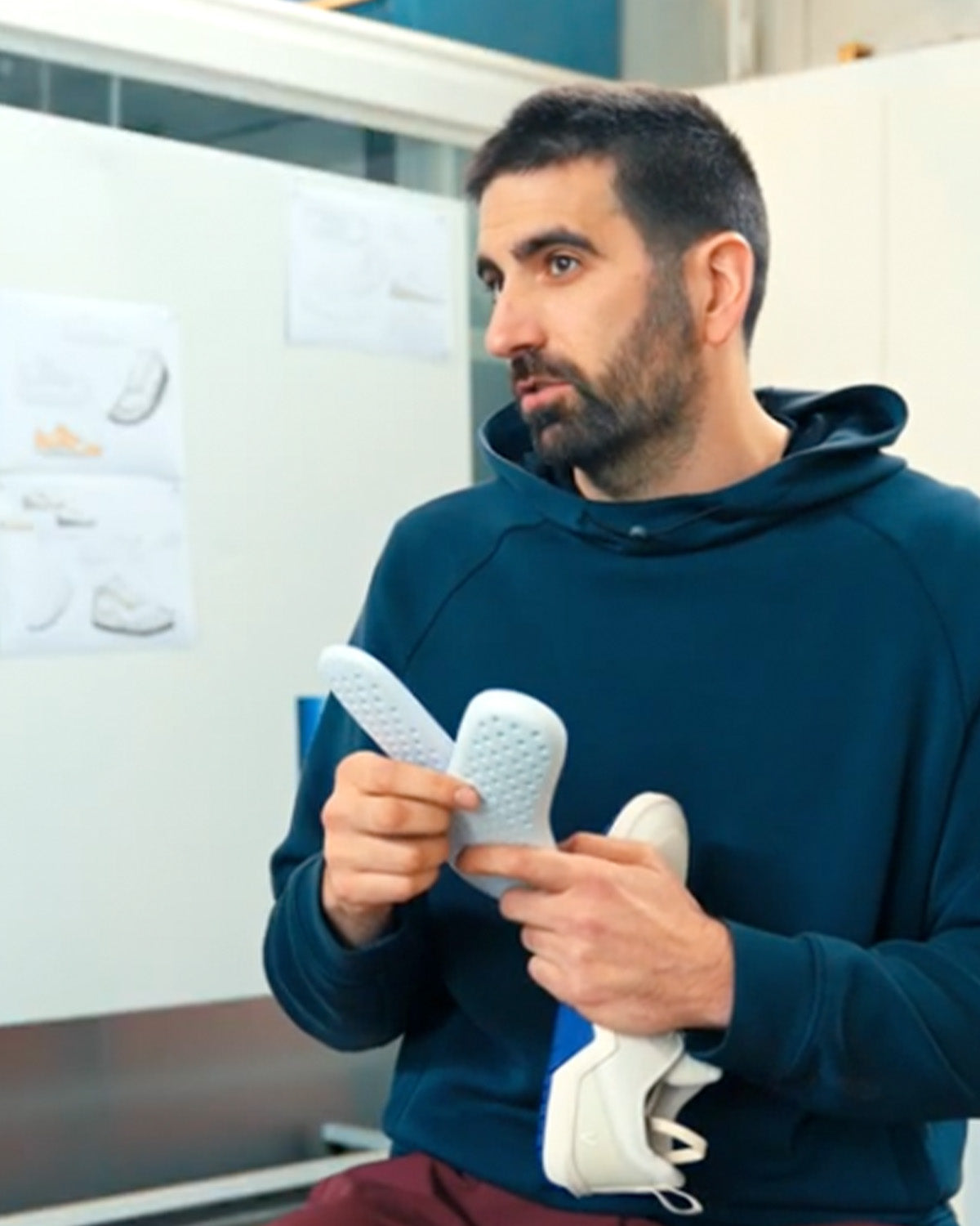 Andoni, Velites Product Manager, explaining the Minimal 1.0 shoes insole system during the design phase