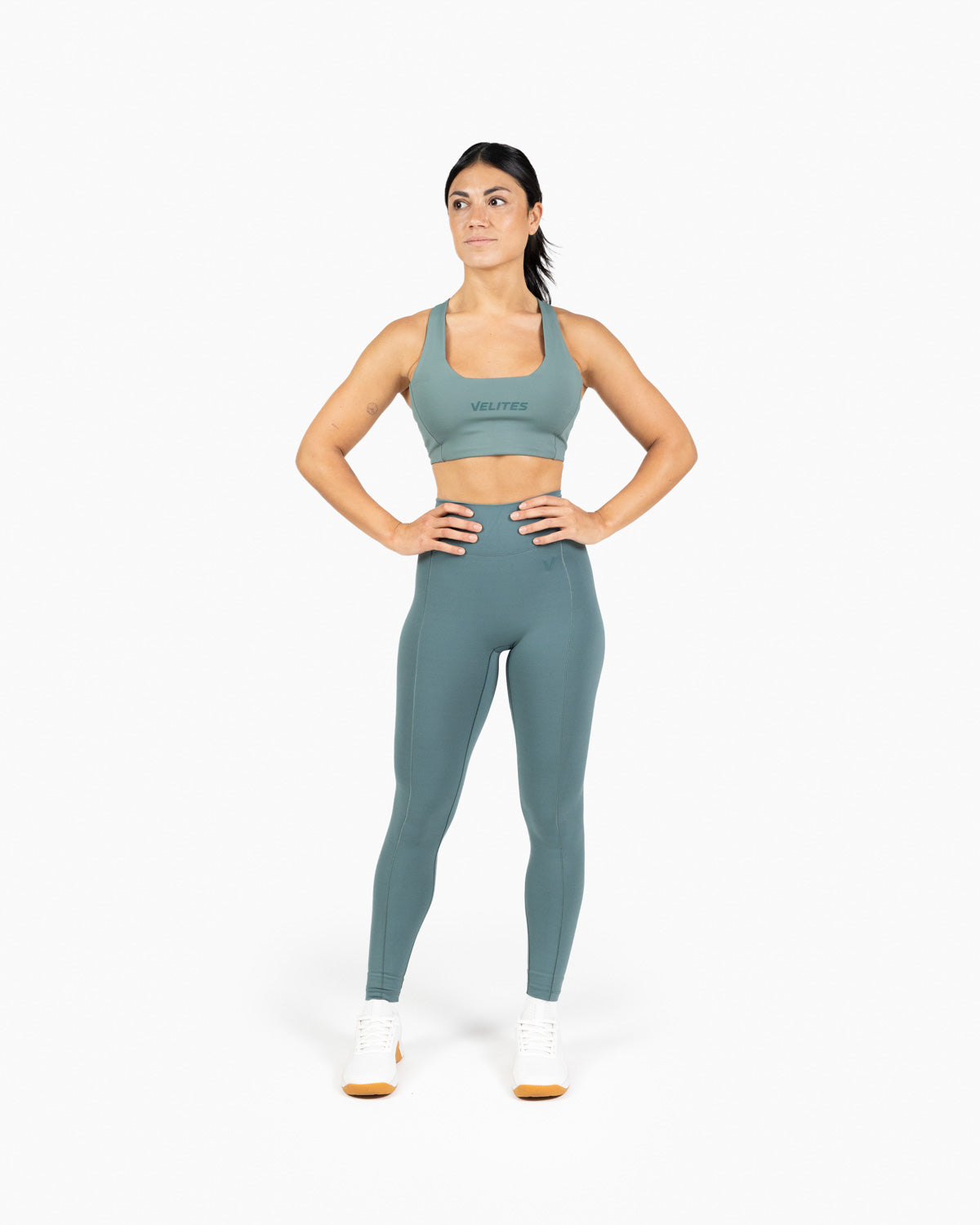 Low neck bra Holo Velites model with ponytail color_Pine green