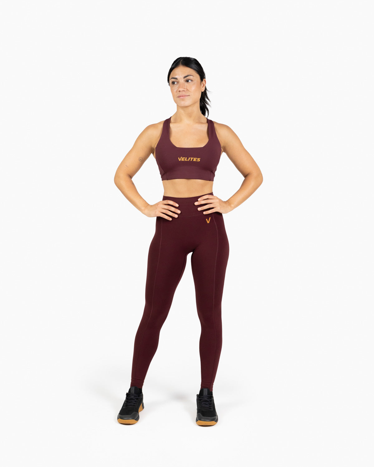 Low neck bra Holo Velites model with ponytail color_Pomegranate