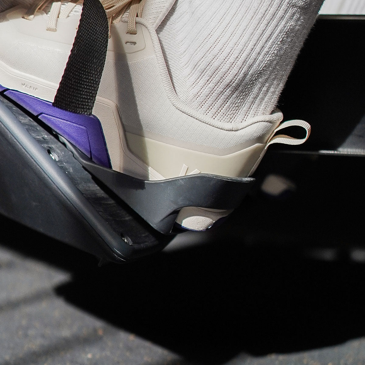 Barefoot shoes Minimal 1.0 Velites Ivory White with heel optimized for rowing machine fit close-up view