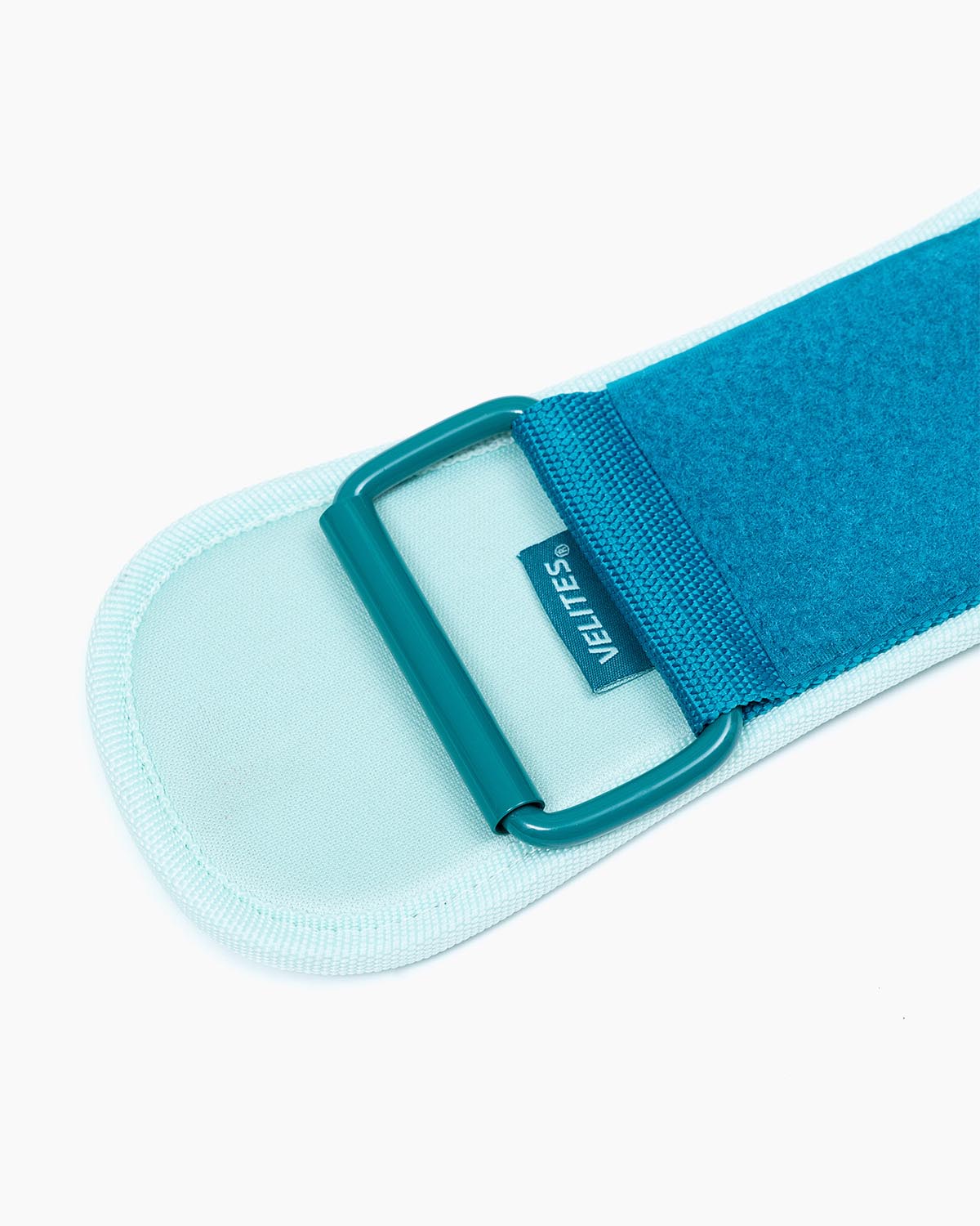 Buckle detail of the Velites weightlifting belt for CrossFit — light blue
