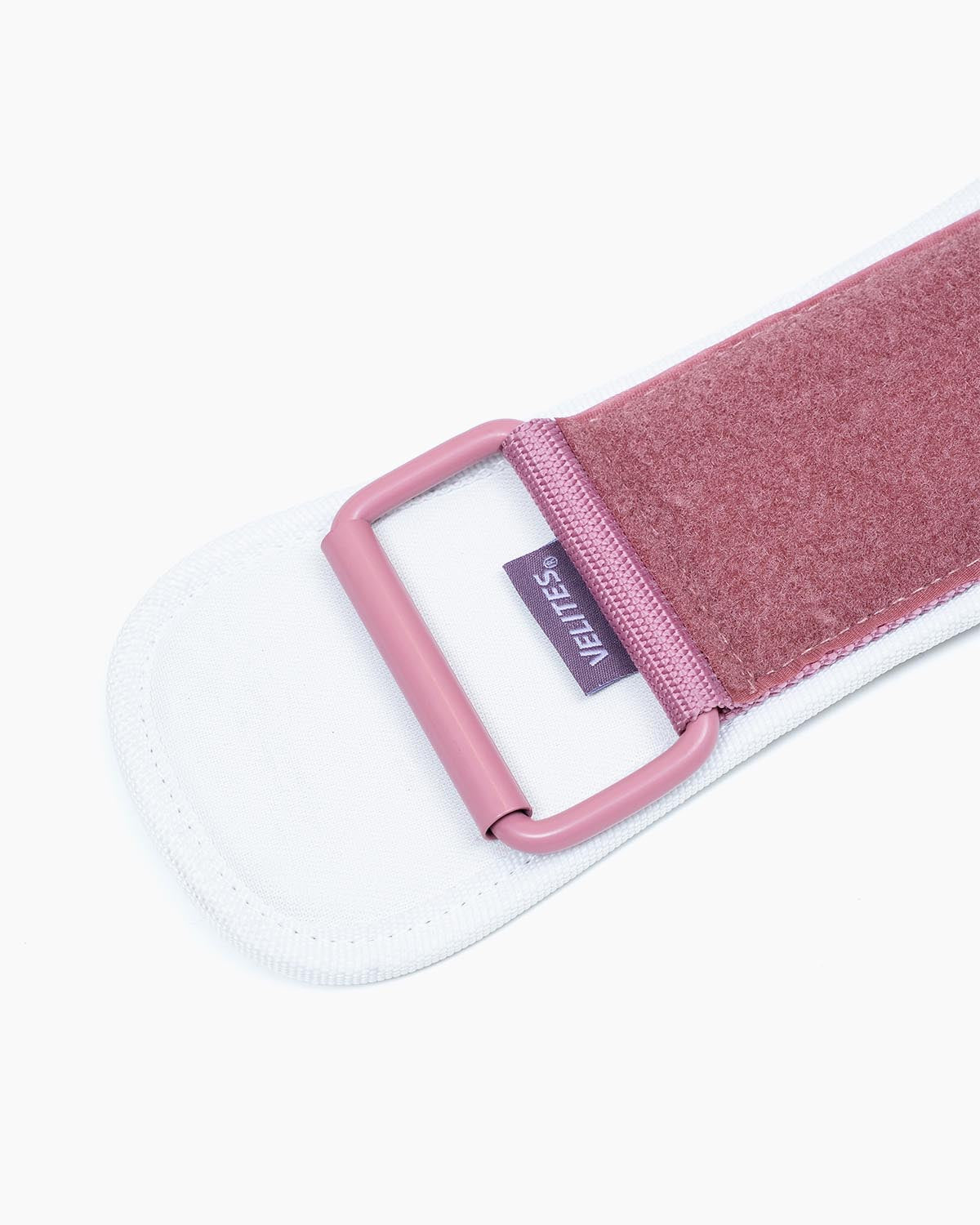Buckle detail of the Velites weightlifting belt for CrossFit — light pink